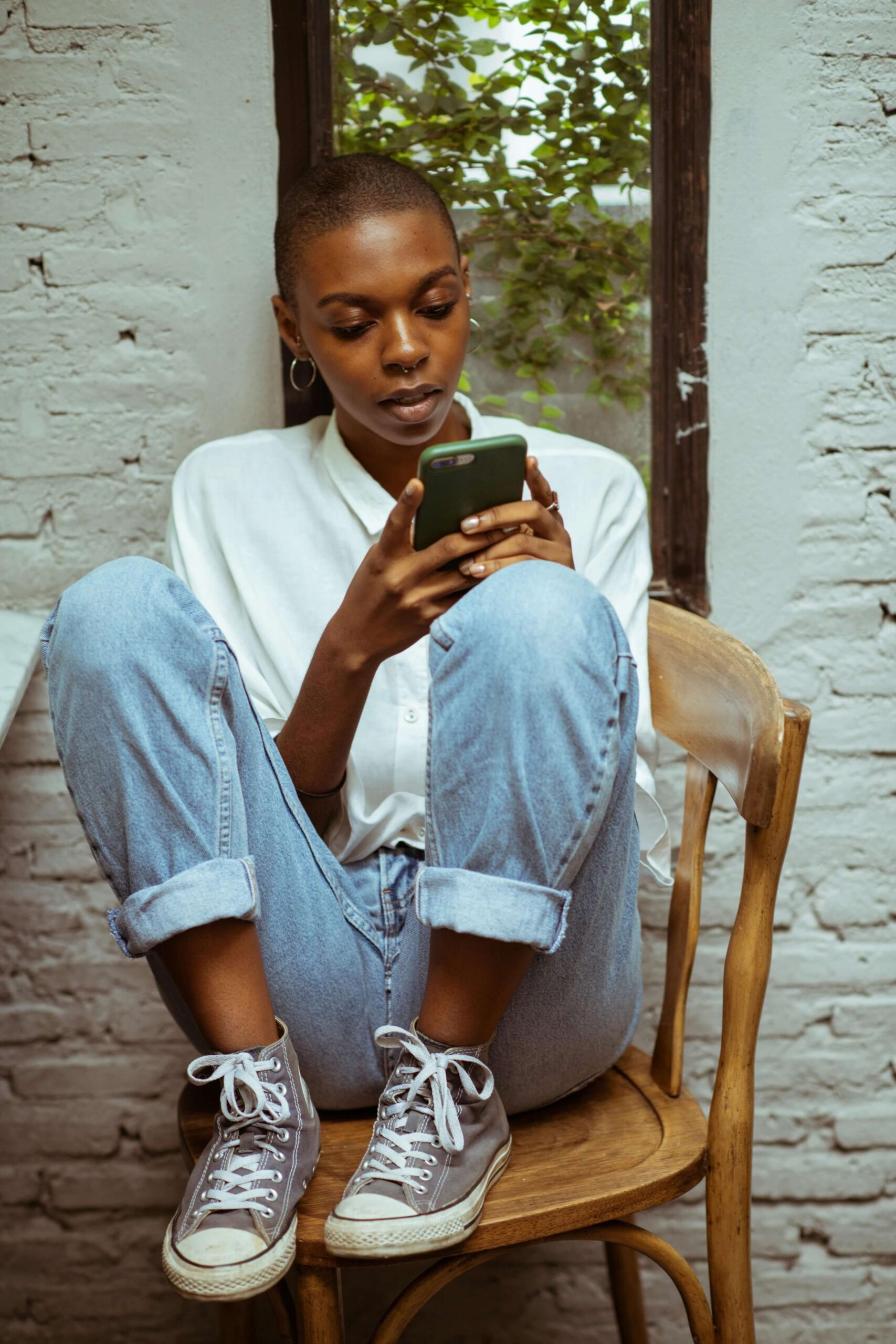 femme with green phone